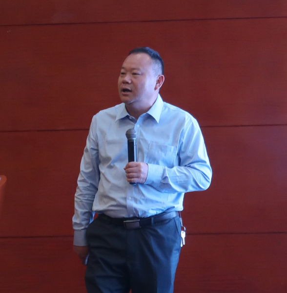 英茂糖业(集团）副总裁尹新明对《大力推广甘蔗生产“四项技术”促进甘蔗糖料高质量发展》进行介绍