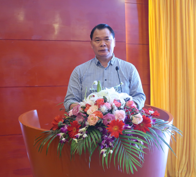 中国糖业协会甘蔗糖专业委员会副主任、广西糖业协会副秘书长何华柱作会议总结